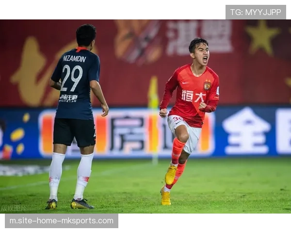 胡荷韬凌空抽射展进攻才华 蓉城边翼卫战术价值凸显